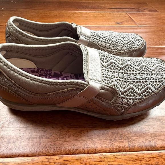 Skechers women’s 8.5 gold champagne slip-on shoes lace eyelet uppers - Picture 3 of 9